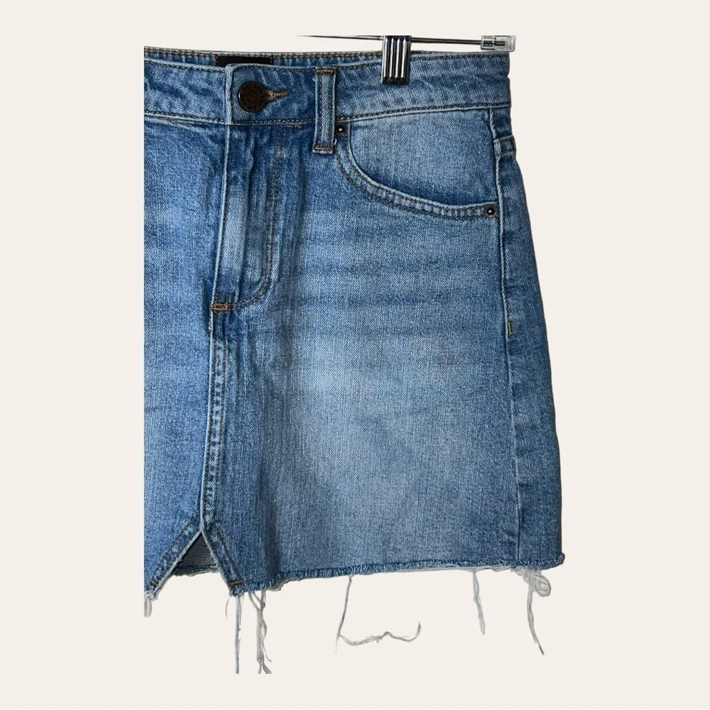 0123W. BDG MEDIUM WASH DENIM SKIRT‎ SIZE XSMALL RAW HEM SLIT